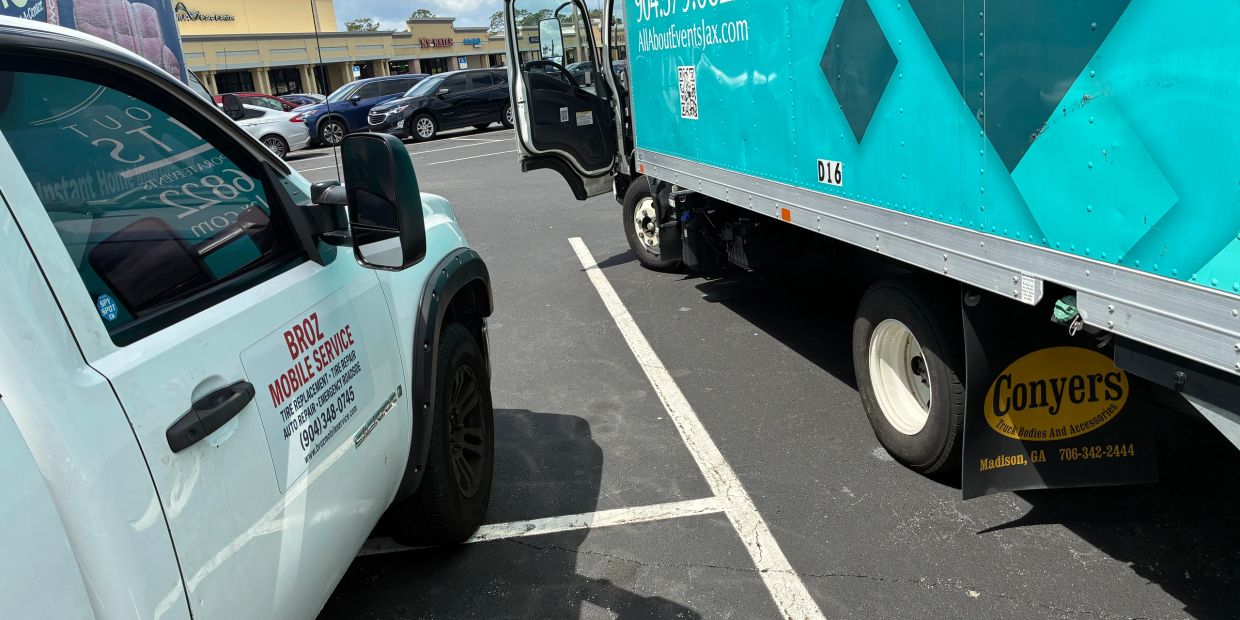 Mobile box truck tire service roadside in Jacksonville.