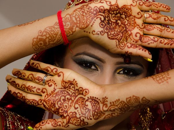 stunning photo of an indian bride showing off her mehandi drawings