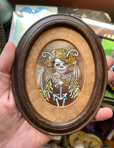 Day #1112 - 04.07.2024
art of the day
oval metal frame
cupid awake - skeletonized
before & after