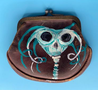 Day #815 - 06.15.2023
little art of the day
old leather coin purse