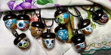 Day #903 - 09.11.2023
little art of the day
little acorn necklaces x 10