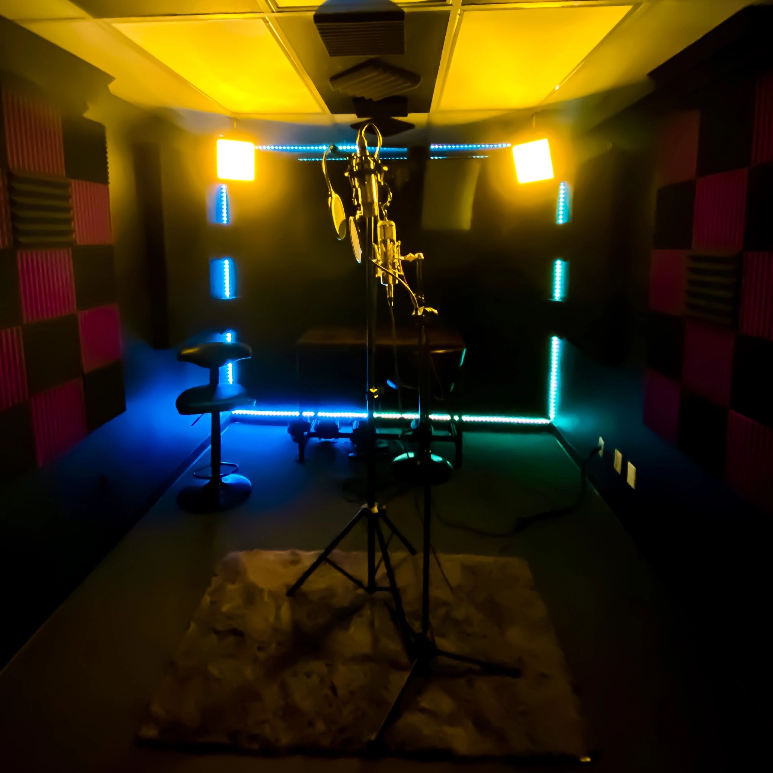 Dual mic recording set up 
music/photo production studio