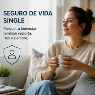 Una chica sentada en un sofá con un cafe y un letrero que indica, seguro de vida single