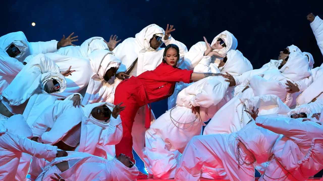 Super Bowl Halftime Director on How Rihanna Pulled Off Floating Stage  Stunts (Exclusive)