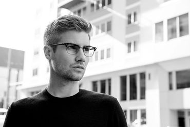 Man in glasses, urban background – modern branding portrait