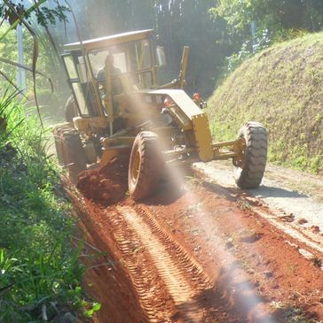 We Oversee Maintenance.
Nosotros supervisamos el mantenimiento.