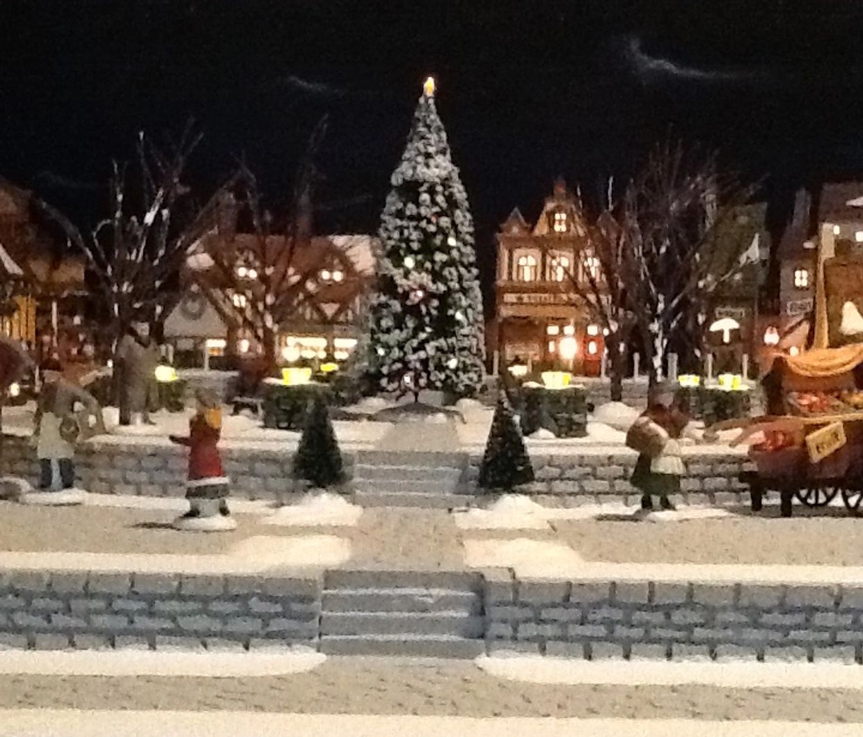 Front view of the Christmas Square platform