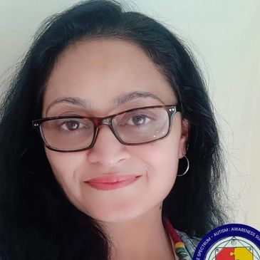 Portrait of a woman with glasses and a gentle smile.