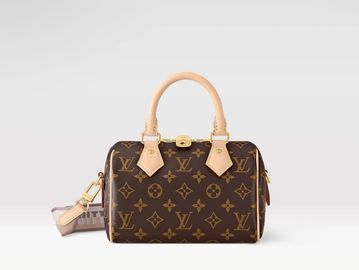 20.5 x 13.5 x 12 cm
(Length x height x width )
Monogram coated canvas
Natural cowhide leather trim
T