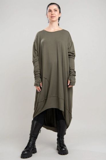 Femme portant une robe longue kaki et des bottes noires.