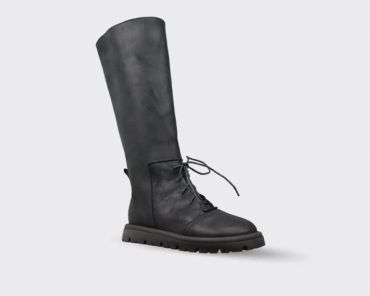 Botte noire haute à lacets.