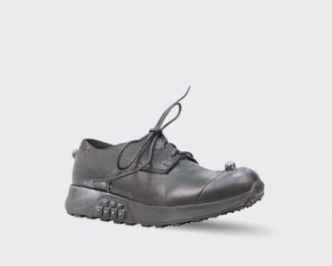 Chaussure noire au design moderne et fonctionnel.