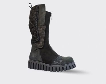 Botte noire avec semelle épaisse.