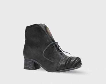 Chaussure noire vintage en cuir avec lacets et talon bas.
