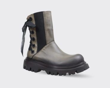 Botte grise foncée avec lacets noirs sur un fond clair.