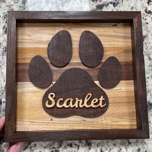 Wooden plaque with a paw print and the name Scarlet.