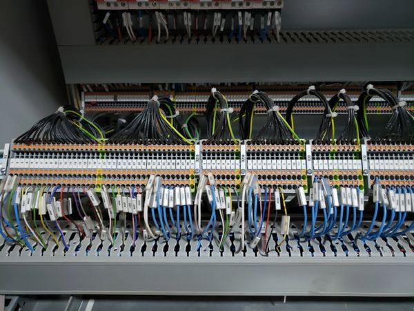 Detalhe de montagem: Conexões eletricas painel industrial