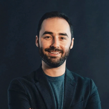 Entrepreneur, homme assis, sourire, barbe, jeune homme, complet cravate, photo corporative