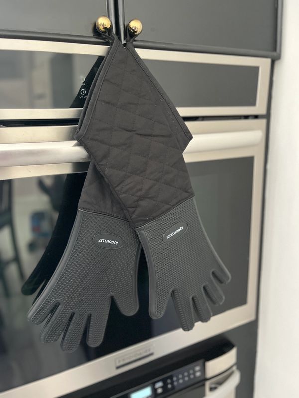 Specialized high temperature bakers glove with silicone finish