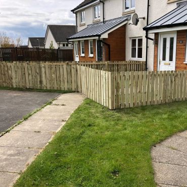 Zig zag shape fence in a front garden.
