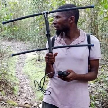 Alison and Mahasiaro carrying out scientific research with Bethany