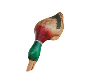 Canard de bois  tête penchée sculpté à la main  couleur teinture naturelle 
wooden duck head tilted 