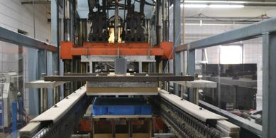 Inline vacuum/pressure former for high speed, medium to large scale jobs. Both machines feature inline trim and stack capabilities.
