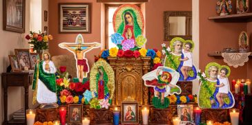 Altar de la Virgen de Guadalupe con velas y flores.