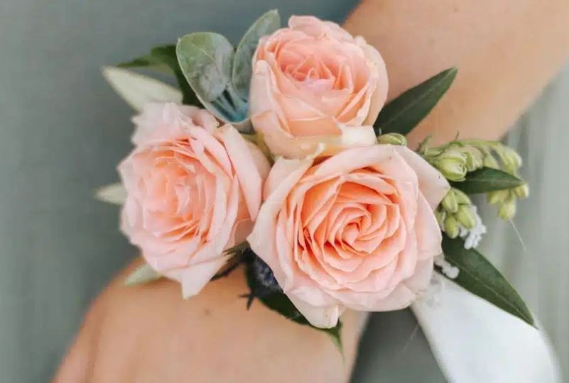 //img1.wsimg.com/isteam/ip/4613f36b-2511-463e-93e1-eddc027fffd6/The%20Ever%20After%20Corsage.JPG/:/rs=w:1300,h:800