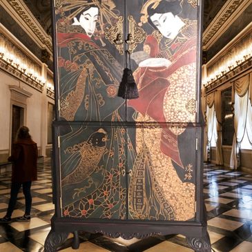 GEISHA COCKTAIL CABINET - A stunning, handpainted cocktail cabinet. 