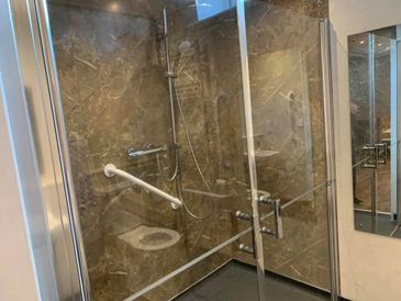 Accessible roll-in large shower