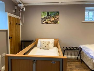 Robins Rest profiling bed and overhead hoist