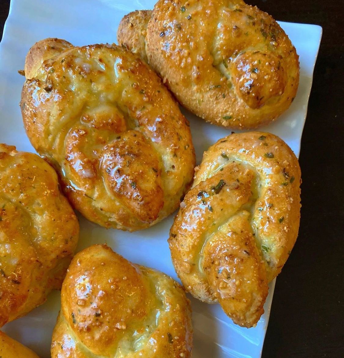 Easy Garlic Bread Knots