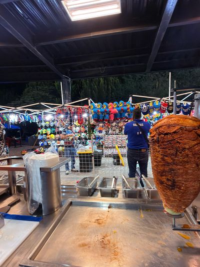 Taquiza con trompo al pastor en evento de rock y luchas en El Pitayo, Querétaro,