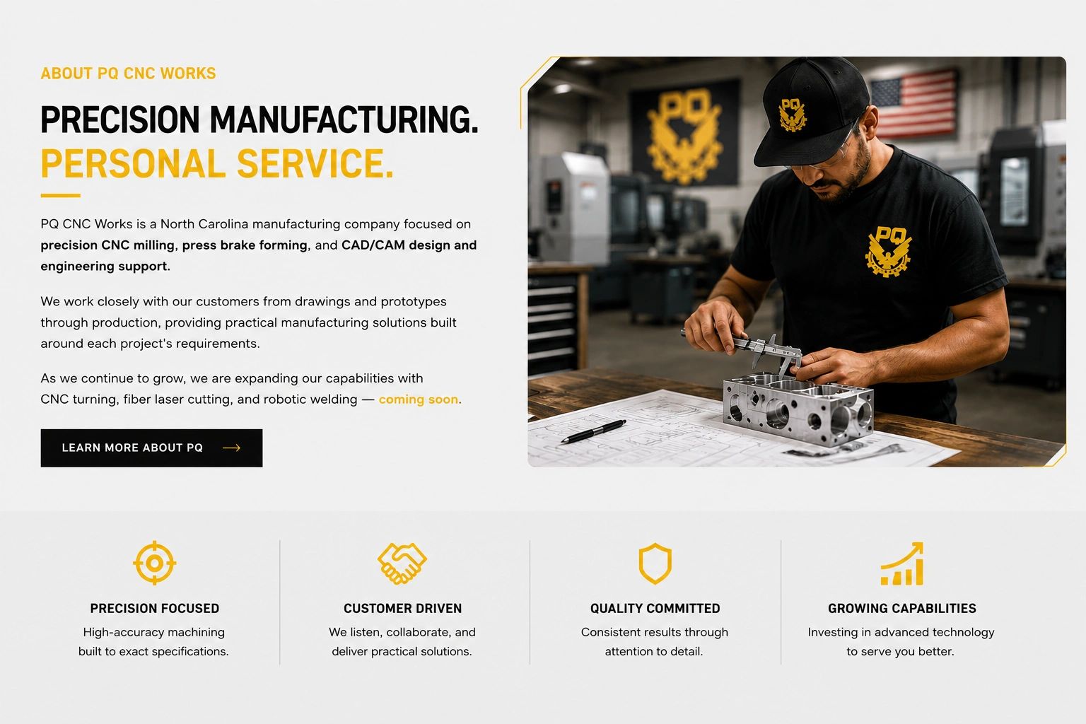 Trabajador mide una pieza de metal en un taller de manufactura de precisión.