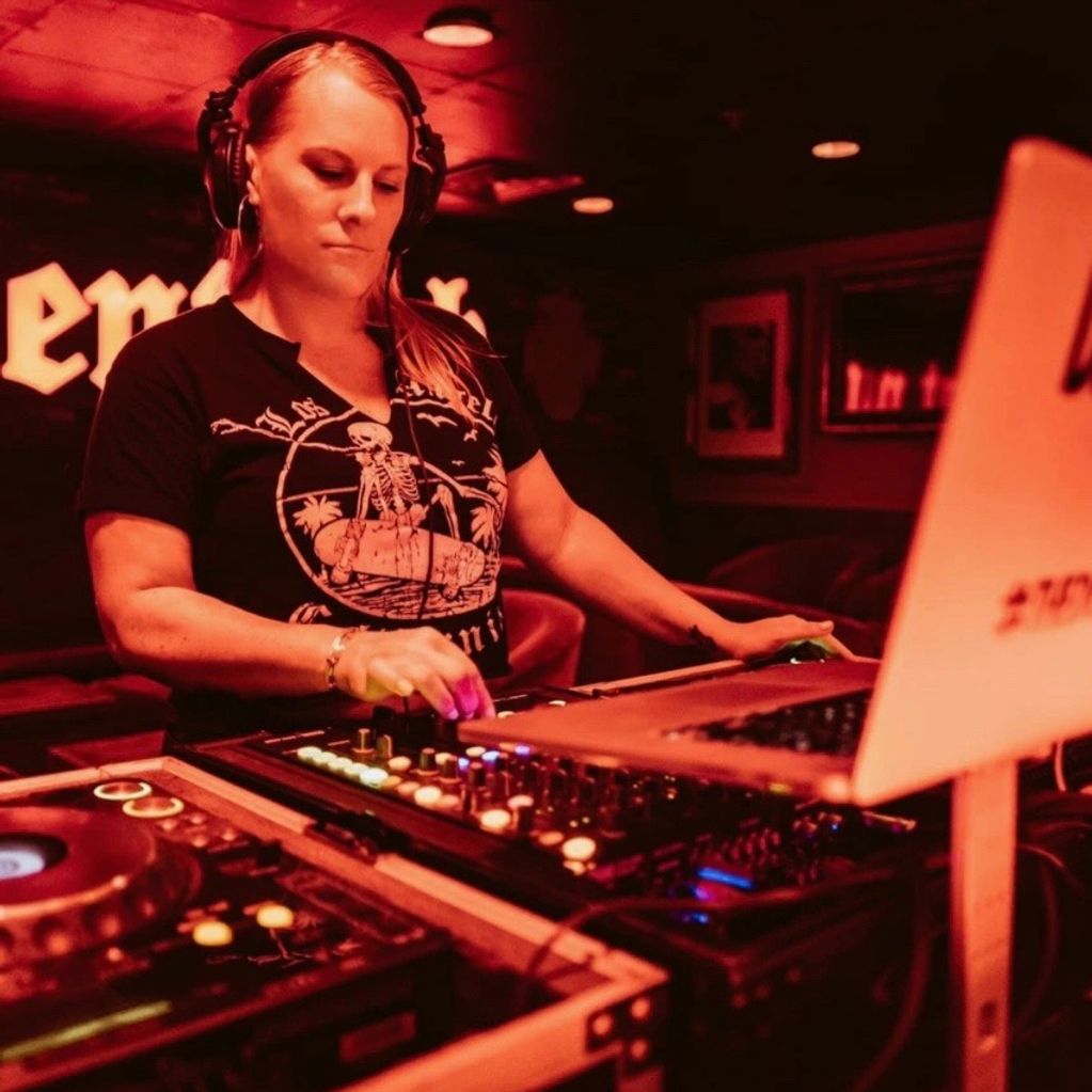 Bar DJ, Nightclub DJ, Omaha DJ, Corporate Event DJ, Sparklers, Wedding sparkers, Spark Fountain 