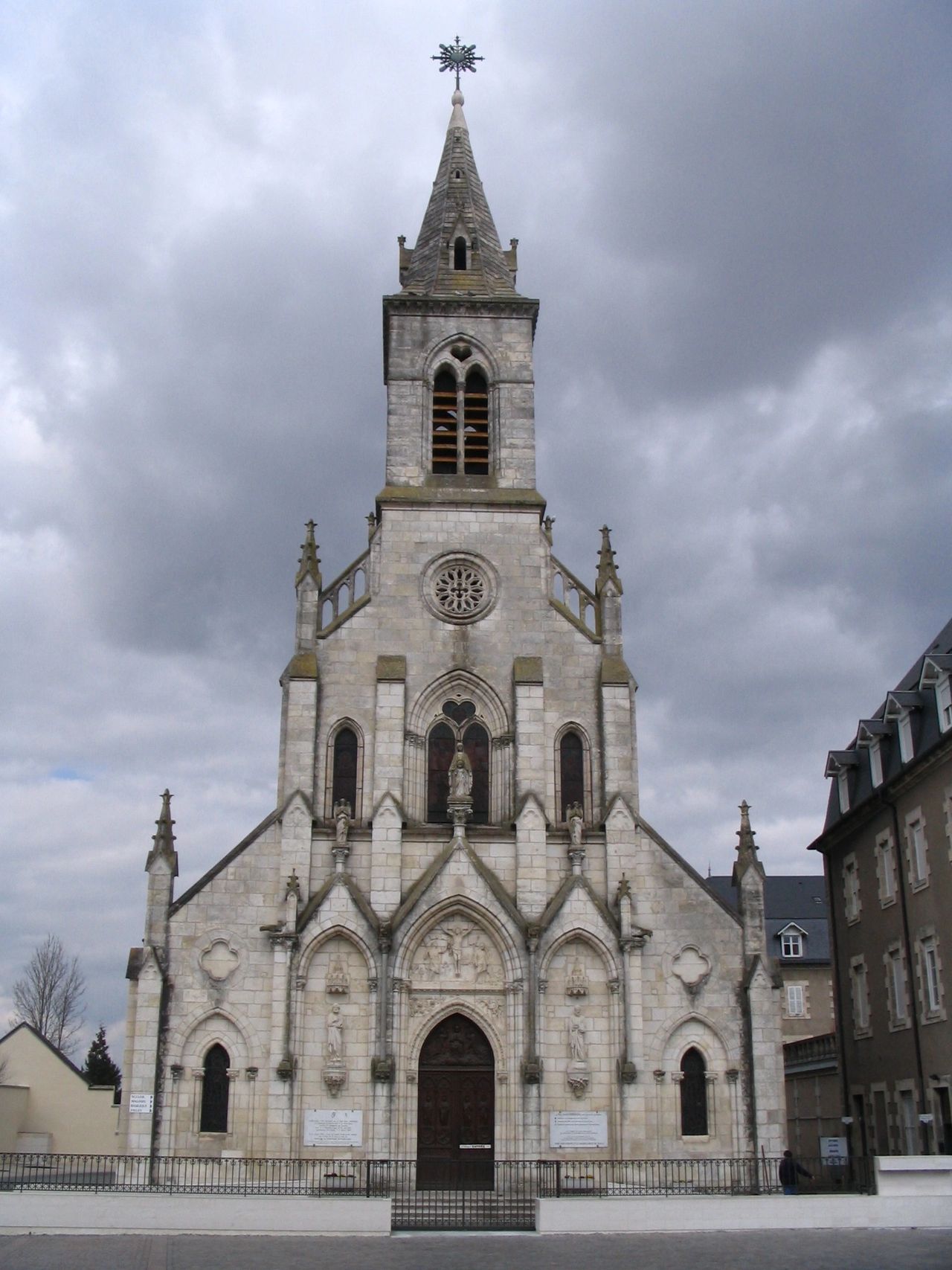 Basilique Notre Dame du Sacré Coeur bazilika Issoudunban, Franciaország - Tatár építészet
