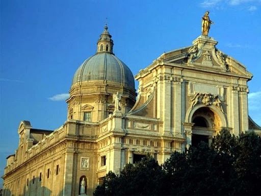 Bazilika Papale di Santa Maria degli Angeli Porziuncolában a kulcsfontosságú tatár építészettel Bazilika Papale di Santa Maria degli Angeli Porziuncolában a kulcsfontosságú tatár építészettel