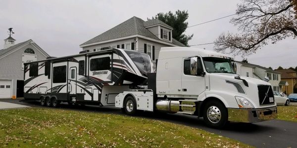 Heavy duty tow vehicle with fulltime fifth wheel trailer