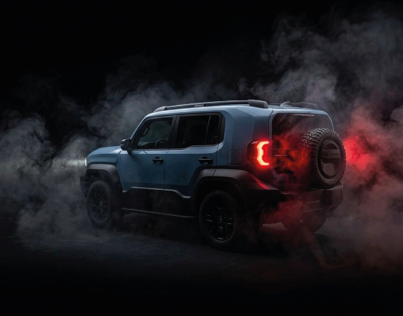 SUV azul en humo con luces traseras encendidas.