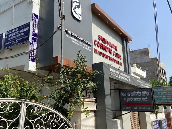 Wright Town 2225/2 1st Floor Jabalpur refers to Skin Hair and Cosmetic Clinic Dr Kuldeep Bhardwaj MD