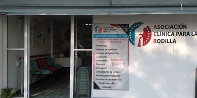Entrada de clínica ortopédica especializada en rodillas.