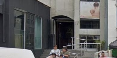 Niños jugando afuera de un edificio.