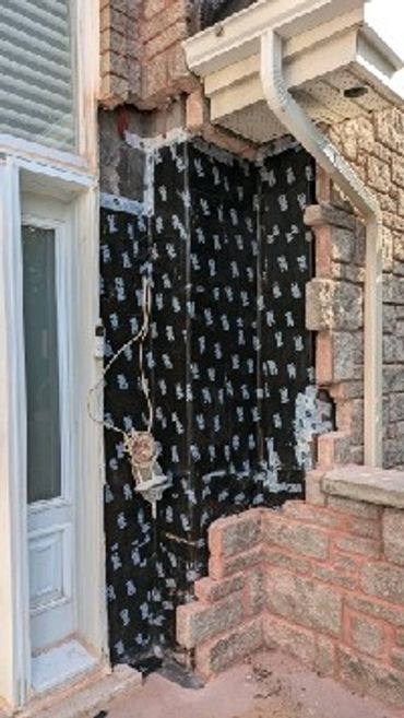 Réparation de dommages causés par l'eau. Étanchéité de la jonction mur-toiture.