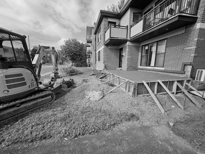 Excavation pour fabrication d'un balcon en béton et marche avec un trottoir 