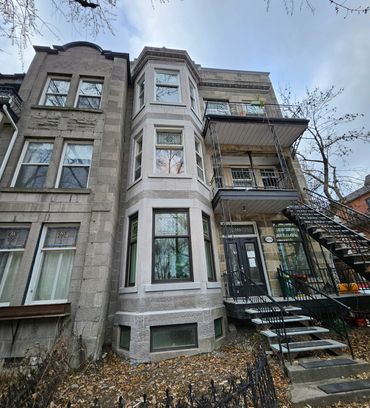 Restauration de façade complète à Montréal. Solidité et esthétique d'origine garanties.