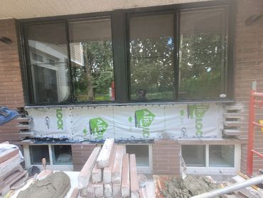 Démantèlement et reconstruction de mur bombé. Réutilisation de la brique d'origine.