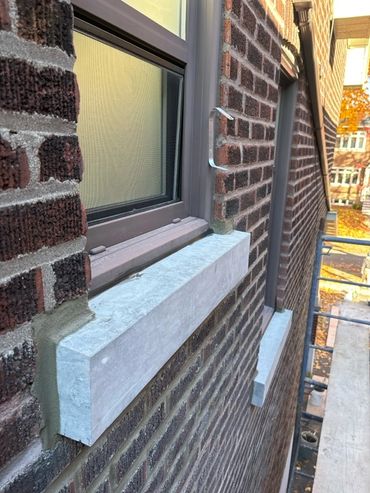 Pose d'allèges de 5 pouces en pierre de Saint-Marc. Profil robuste et fini prestigieux.