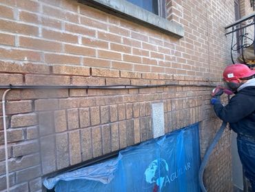 Extraction du mortier effrité et pose de nouveaux joints. Finition impeccable.