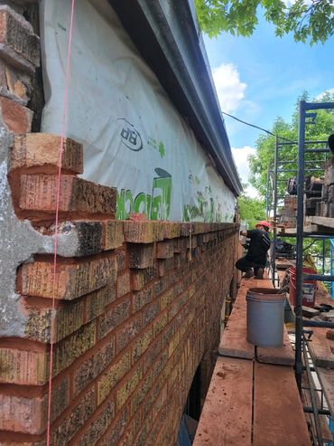 Nous démontons votre façade brique par brique pour corriger le ventre de bœuf. Un travail de moine.